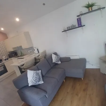 Self-contained Airport Apartment *
