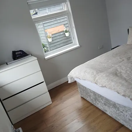 Self-contained Airport Apartment