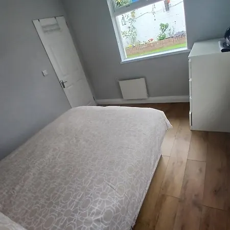 Self-contained Airport Apartment
