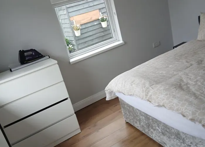 D17 - Airport Apartment