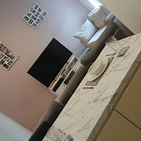 Self-contained Airport Apartment