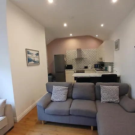 Self-contained Airport Apartment