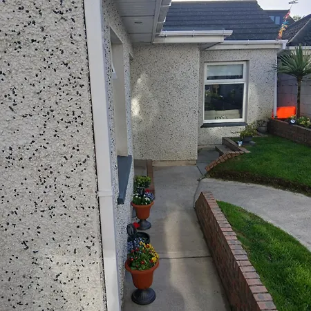 Self-contained Airport Apartment